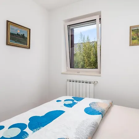 3 Bedroom Beautiful In Apartamento Veli Lošinj
