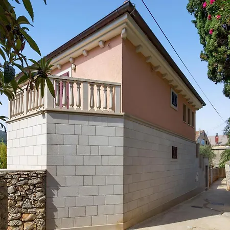 3 Bedroom Beautiful In Apartman Veli Lošinj